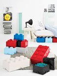 Grote rode, blauwe, witte, zwarte en lichtblauwe LEGO opbergdozen. Een zwarte doos bevat blauwe en groene LEGO-stenen.