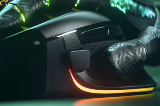 Close-up van de zwarte Razer Basilisk V3 gamingmuis met een geribbelde grip en rode, gele en groene accentverlichting.