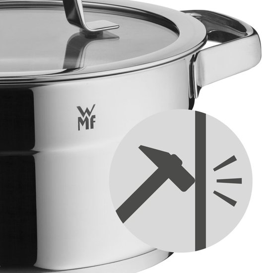 Close-up van een RVS pan met een cirkelvormige icoon van een hamer op een schild, wat duidt op robuustheid.