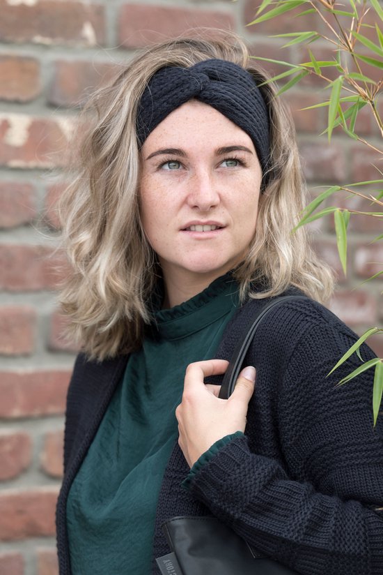Knit Factory Joy Gebreide Dames Hoofdband - Haarband - Oorwarmers dames - Hoofdwarmer vrouwen - Hoofdband winter - Zwart - One Size