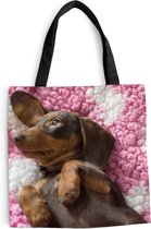 MuchoWow® Schoudertas - Strandtas - Big Shopper - Boodschappentas - Een Teckel puppy op een roze deken - 40x40 cm - Katoenen tas