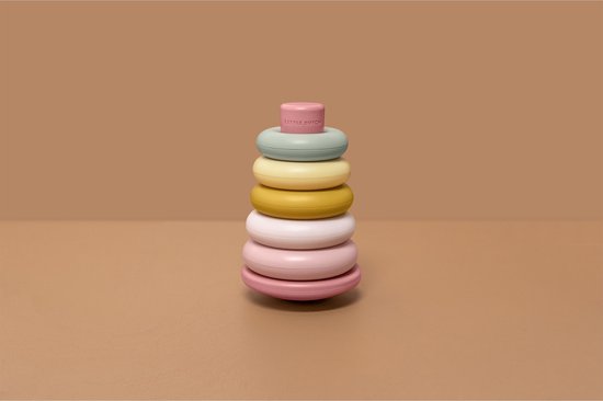 Stapelringen in pastelkleuren: roze, lichtbruin, geel en groen, met een roze pin bovenaan.