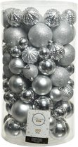 Decoris 100x stuks kunststof kerstballen zilver 4, 5, 6, 7 en 8 cm mix