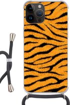 Geschikt voorApple Iphone 14 Pro Max - Crossbody Case - Tijgerprint - Oranje - Zwart - Siliconen - Crossbody - Backcover met Koord - Telefoonhoesje met koord - Hoesje met touw