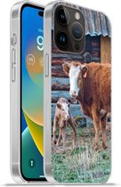 Geschikt voorApple Iphone 14 Pro - Softcase hoesje - Koe - Schuur - Gras - Kalf - Siliconen Telefoonhoesje