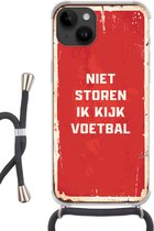 Geschikt voorApple Iphone 14 - Crossbody Case - Quotes - Spreuken - Niet storen ik kijk voetbal - Voetbal - Siliconen - Crossbody - Backcover met Koord - Telefoonhoesje met koord - Hoesje met touw