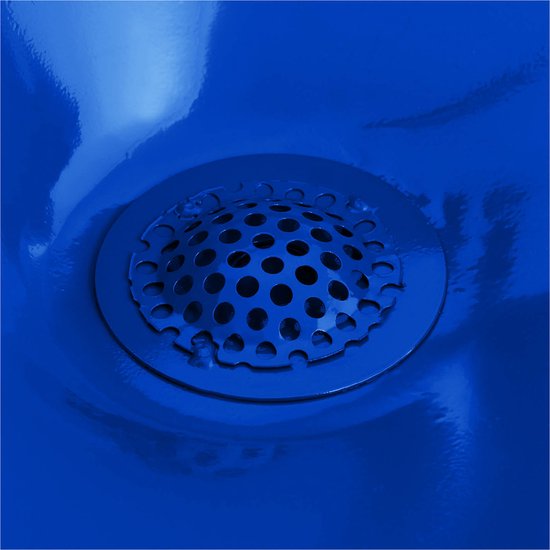 Gedetailleerde close-up van een ronde, metalen zeef met veel kleine ronde gaten, in een diepblauwe gladde oppervlakte.