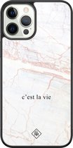 Casimoda® hoesje - Geschikt voor iPhone 12 Pro - C'est La Vie - Luxe Hard Case Zwart - Backcover telefoonhoesje - Bruin/beige