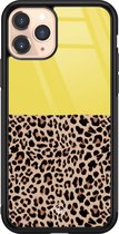 Casimoda® hoesje - Geschikt voor iPhone 11 Pro - Luipaard Geel - Luxe Hard Case Zwart - Backcover telefoonhoesje - Geel