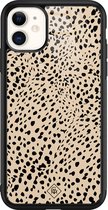 Casimoda® hoesje - Geschikt voor iPhone 11 - Stippen bruin abstract - Luxe Hard Case Zwart - Backcover telefoonhoesje - Bruin/beige