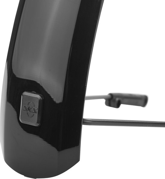 Detail van een glanzend zwart SKS spatbord met logo en staaldraadbevestiging.