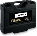 Een zwarte draagtas met het Dymo Rhino 5200 logo, op een witte achtergrond.
