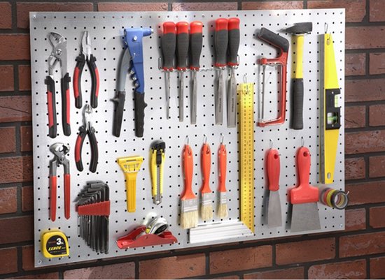 Een gereedschapspaneel met diverse handgereedschappen, waaronder tangen, hamers, beitels en kwasten.