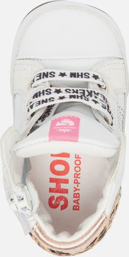 Hoge witte leren babysneakers met panterprintdetails en roze label.