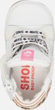 Hoge witte leren babysneakers met panterprintdetails en roze label.