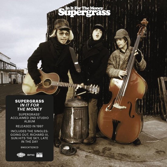 Drie mannen in winterkleding poseren buiten met instrumenten. Tekst 'Supergrass In It For The Money' bovenaan en linksonder.