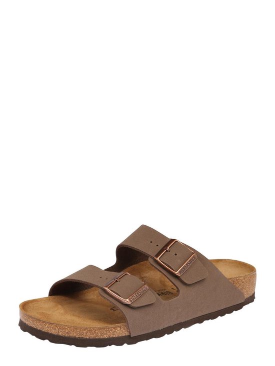 Bruine Birkenstock Arizona slippers met twee gespen en een kurken zool.