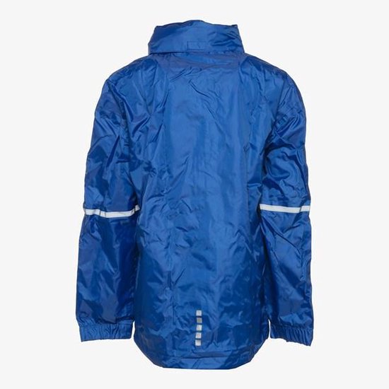 Achterkant van een blauwe regenjas met reflecterende banden op de mouwen en onderaan.