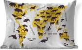 Sierkussens - Kussen - Gele wereldkaart met illustraties van silhouetten van dieren en de namen van continenten en oceanen - 60x40 cm - Kussen van katoen