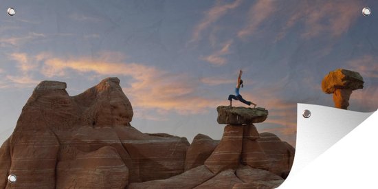 Wanddecoratie buiten Iemand doet yoga op een rotsblok - 160x80 cm - Tuindoek - Buitenposter