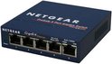 Schuine weergave van een blauwe Netgear ProSafe 5-poorts gigabit switch.