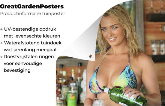 Zomerse poster met een blonde vrouw in een kleurrijke bikini die drank inschenkt.
