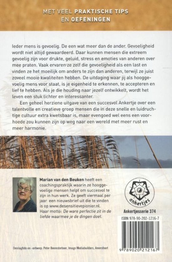 Achterflap van een boek met een foto van riet, tekst, ISBN en logo.