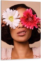 Dibond - Vrouw met Roze Bloemen - 80x120cm Foto op Aluminium (Met Ophangsysteem)