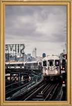 JUNIQE - Poster met houten lijst Metro van New York -20x30 /Grijs