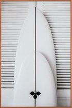 JUNIQE - Poster met kunststof lijst Beach Surf Board Symmetrie -20x30