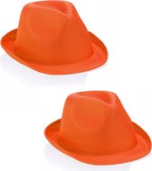 2x stuks oranje goedkope/voordelige party hoedje voor volwassenen. Oranje/holland thema petjes. Koningsdag of Nederland fans supporters