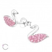 Oorbellen meisje | Zilveren kinderoorbellen | Zilveren oorstekers, zwaan met roze Swarovski kristallen