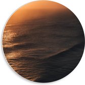 Forex Wandcirkel - Donkere Zee met Oranje Zon - 30x30cm Foto op Wandcirkel (met ophangsysteem)