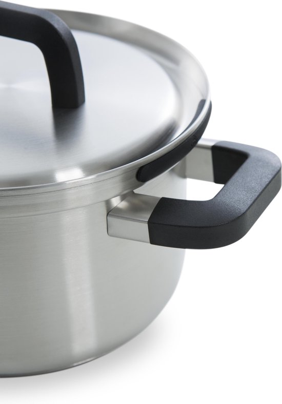 Detailopname van een zilverkleurige kookpot met zwart handvat en deksel.