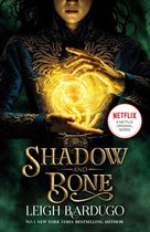 Boek cover Shadow and Bone: Now a Netflix Original Series van Leigh Bardugo (Onbekend)
