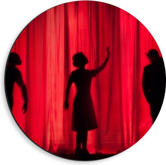 Dibond Wandcirkel - Drie Mensen Voor een Rood Gordijn in een Theater - 40x40cm Foto op Aluminium Wandcirkel (met ophangsysteem)