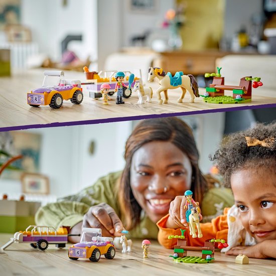 Mère et fille construisent l'ensemble de remorque à chevaux LEGO Friends, avec cheval, poney et voitures.