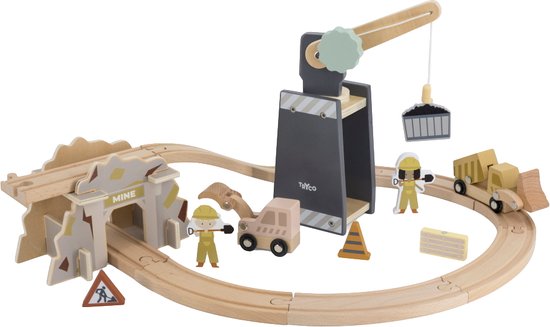 Houten treinbaan met mijn entree, kraan, graafmachine, kiepwagen, twee bouwvakkers en accessoires zoals een vrachtbak, oranje kegel en een waarschuwingsbord.