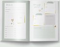 Open kinderboek met invulbladen voor persoonlijke gegevens, gezin en belangrijke contacten.
