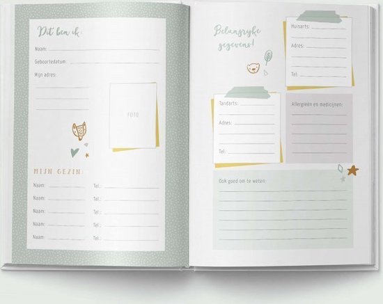 Open kinderboek met invulbladen voor persoonlijke gegevens, gezin en belangrijke contacten.