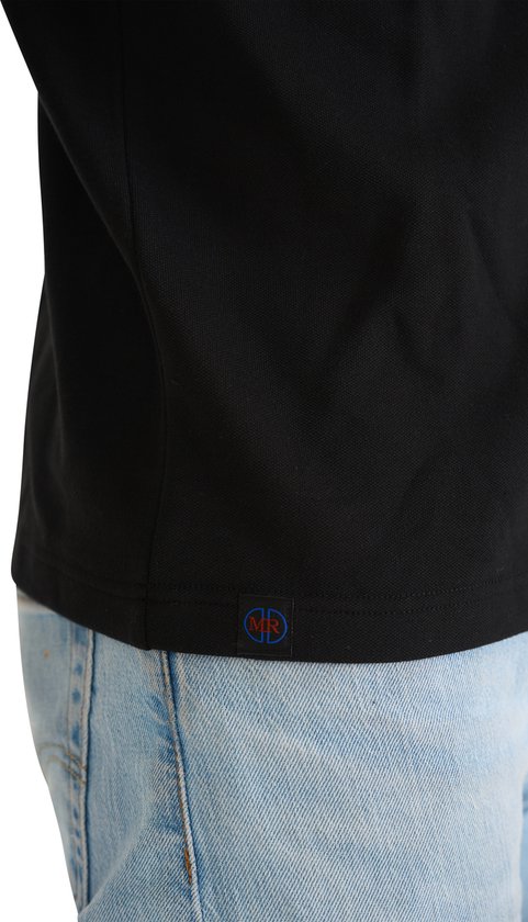 Detail van de zwarte trui met het MR logo op de zoom.