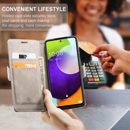 Telefoonhoesje met pasjeshouder, waarin een creditcard en bankbiljetten zijn geplaatst. In gebruik bij een betaalautomaat.