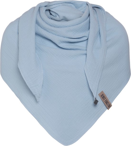 Châle tricoté bleu clair de forme triangulaire. L'écharpe est en coton aéré et porte une étiquette Knit Factory.
