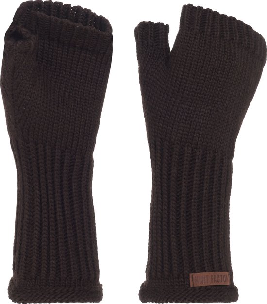 Een paar donkerbruine, gebreide vingerloze handschoenen, met geribbelde manchetten en een bruin label.