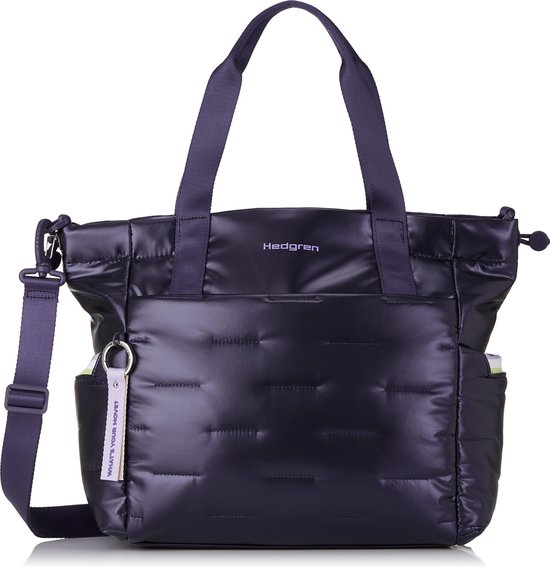 Donkerblauwe gewatteerde shopper met het Hedgren-logo, schouderband en sleutelhanger met tekst.
