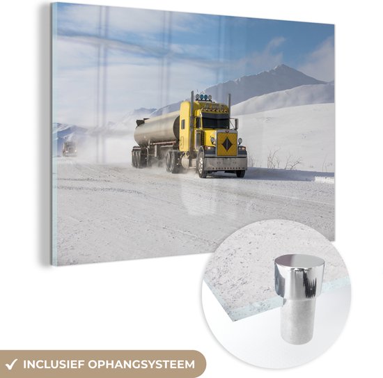 MuchoWow® Glasschilderij 120x80 cm - Schilderij acrylglas - Vrachtwagen in de sneeuw - Foto op glas - Schilderijen