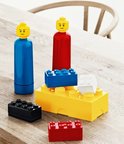 Blauwe en rode LEGO bidons met gele poppetjesdoppen, omringd door LEGO stenen.