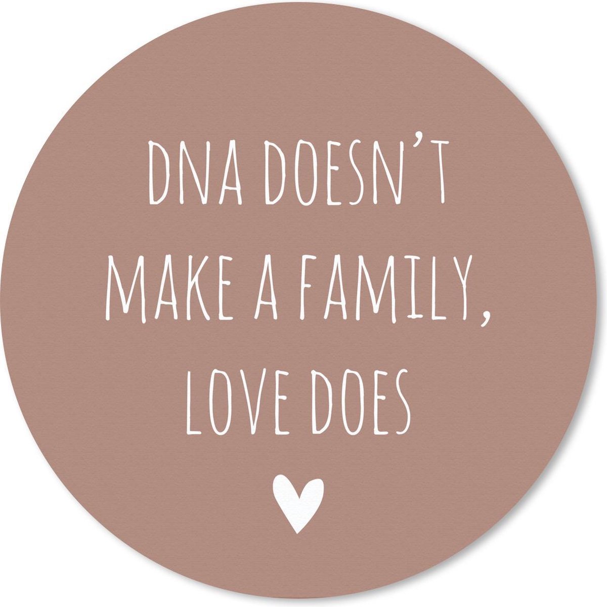 Muismat rond 40x40 cm - Mousepad Engelse quote "DNA doesn't make a family, love does" met een hartje tegen een bruine achtergrond - Ronde muismatten