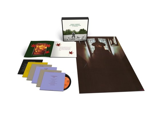 George Harrison's "All Things Must Pass" 50th Anniversary box set met 5 CD's en Blu-Ray audio, inclusief platenhoezen en gedrukte materialen.