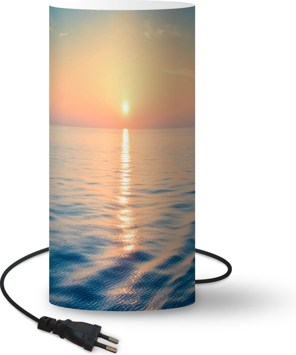 Lamp - Nachtlampje - Tafellamp slaapkamer - Zon - Zee - Kleuren - 33 cm hoog - Ø15.9 cm - Inclusief LED lamp